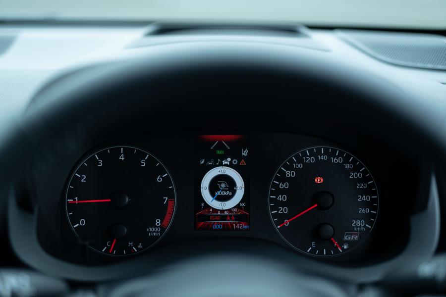 Панель приборов Toyota GR Yaris RZ First Edition 2020 года  (JP) (фото 10 из 27)